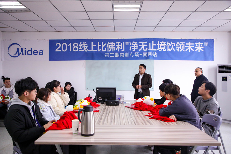 加強(qiáng)就業(yè)畢業(yè)生回訪，促進(jìn)校企合作渠道拓展