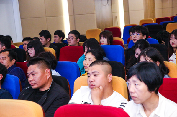 “家校互動(dòng)，攜手共進(jìn)”——2019級(jí)新生基礎(chǔ)階段課程結(jié)課答辯圓滿結(jié)束