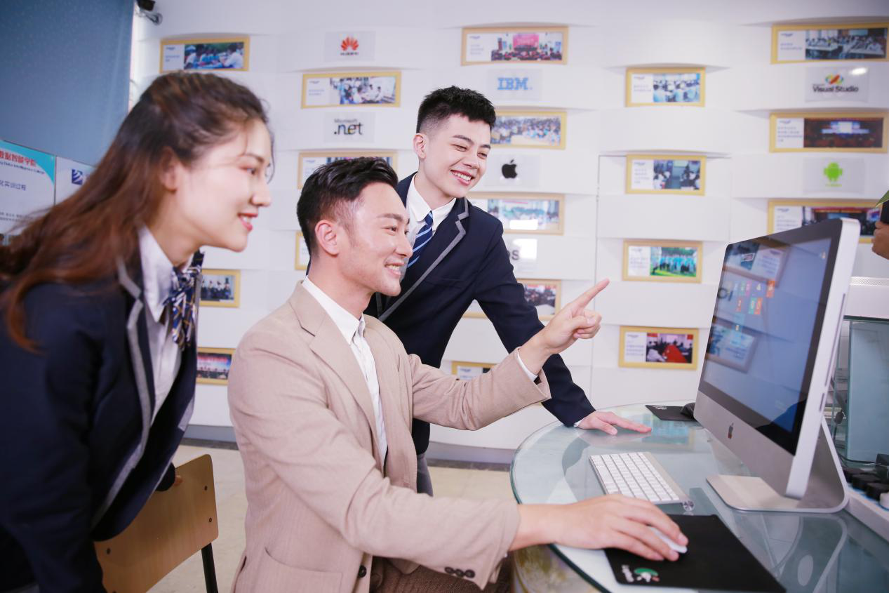 What？聽說新華云課堂能帶你走出傳統(tǒng)課堂，享受個(gè)性化學(xué)習(xí)！