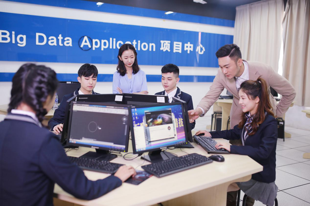 What？聽說新華云課堂能帶你走出傳統(tǒng)課堂，享受個(gè)性化學(xué)習(xí)！