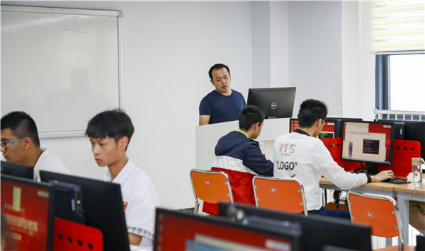 南京新華電腦專修學(xué)院的學(xué)費多少？