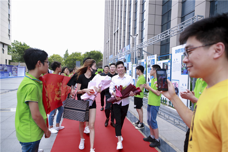 【讓蝴蝶飛過滄?！坎┞動谛氯A，耀眼于藍天