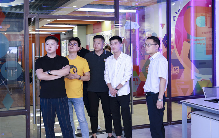 【讓蝴蝶飛過滄?！坎┞動谛氯A，耀眼于藍天