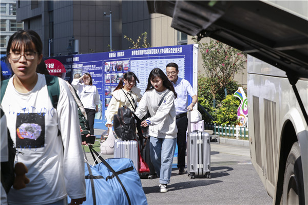 熱烈歡送南京新華學子赴“綠燈俠”電子商務(wù)有限公司崗前實訓