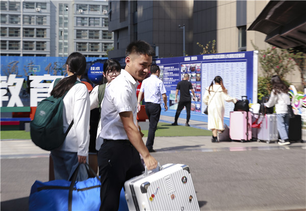 熱烈歡送南京新華學子赴“綠燈俠”電子商務(wù)有限公司崗前實訓