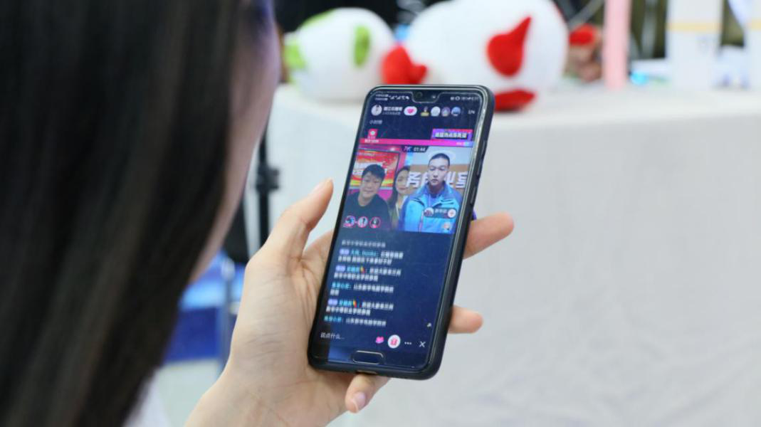 燃爆！麗江石榴哥現(xiàn)場(chǎng)連麥新華電商<a href=http://njxh.cn target=_blank class=infotextkey>專業(yè)</a>學(xué)子