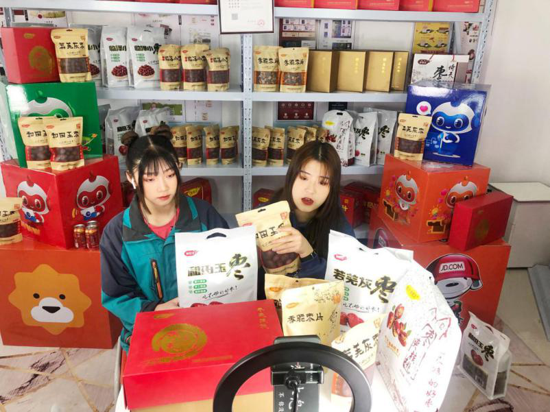 燃爆！麗江石榴哥現(xiàn)場(chǎng)連麥新華電商<a href=http://njxh.cn target=_blank class=infotextkey>專業(yè)</a>學(xué)子