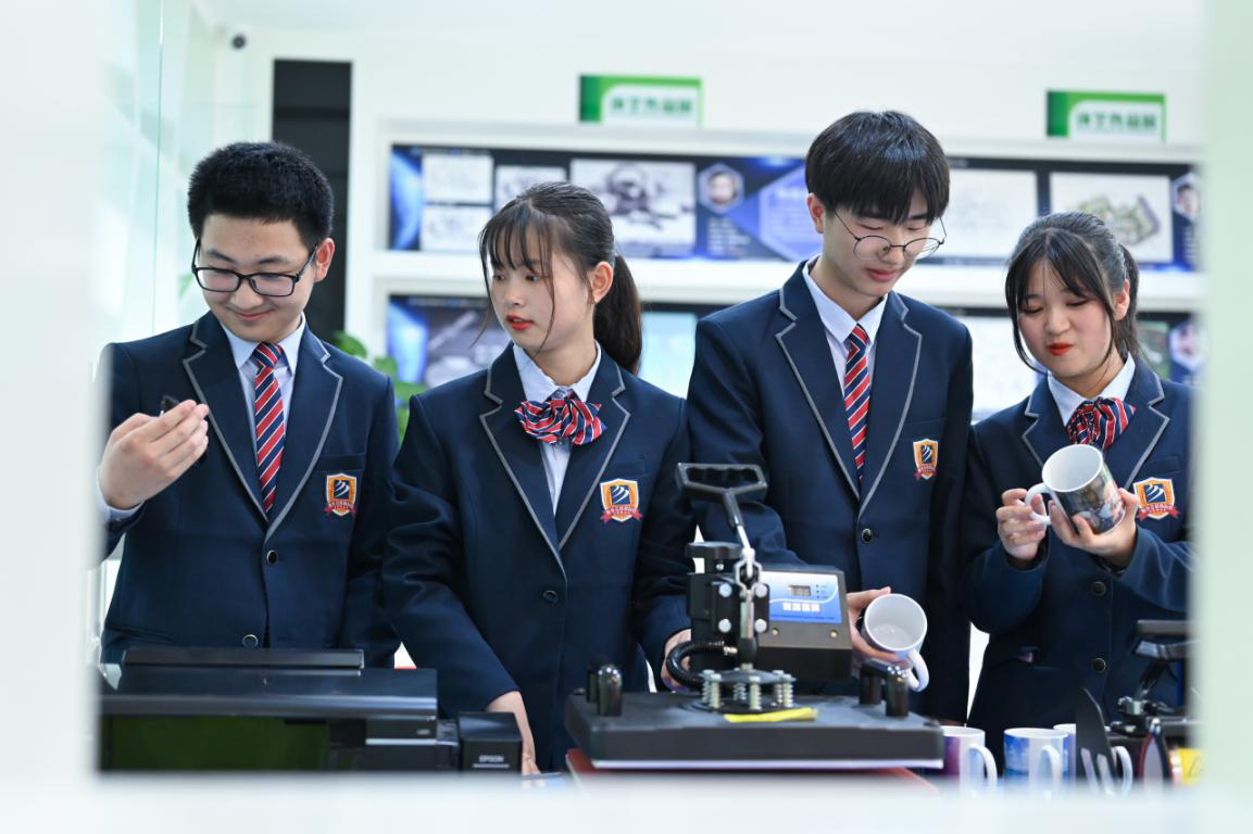 來新華學(xué)技術(shù)，技能+學(xué)歷+就業(yè)，多重保障！