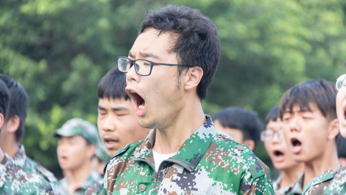 新華“三教三訓(xùn)”之軍訓(xùn)|揮灑汗水書寫迷彩青春！