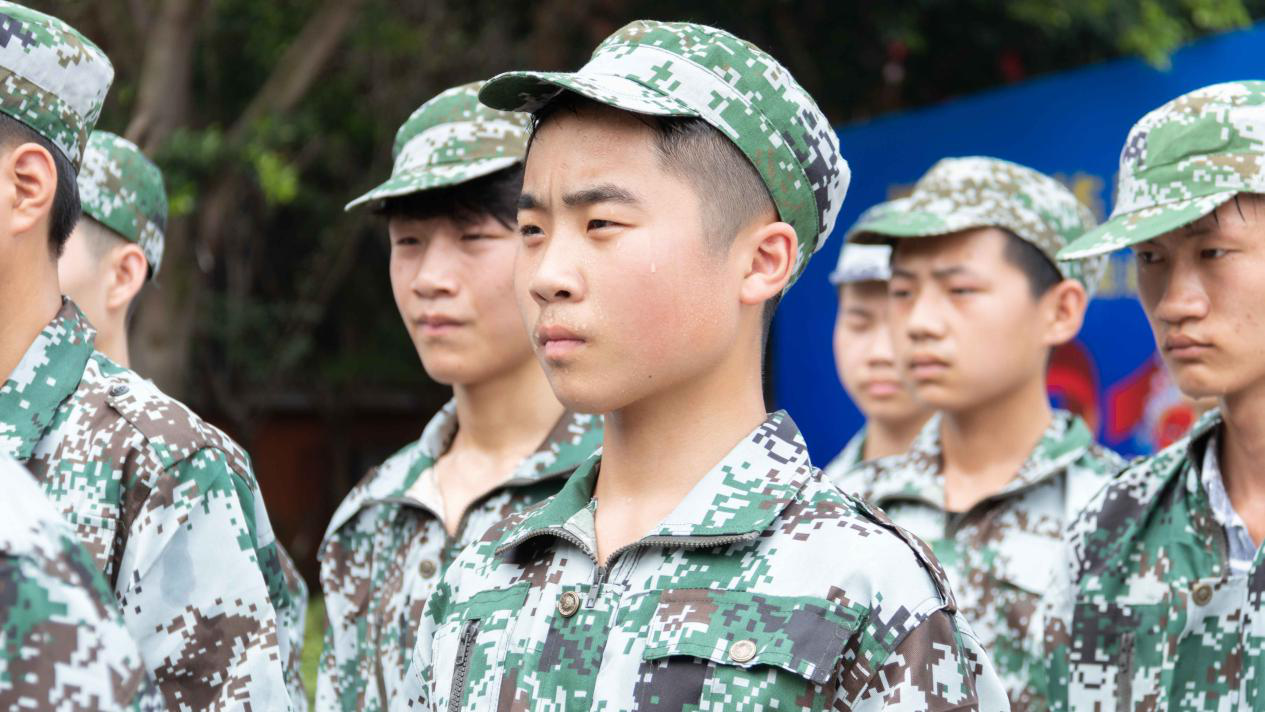 新華“三教三訓(xùn)”之軍訓(xùn)|揮灑汗水書寫迷彩青春！