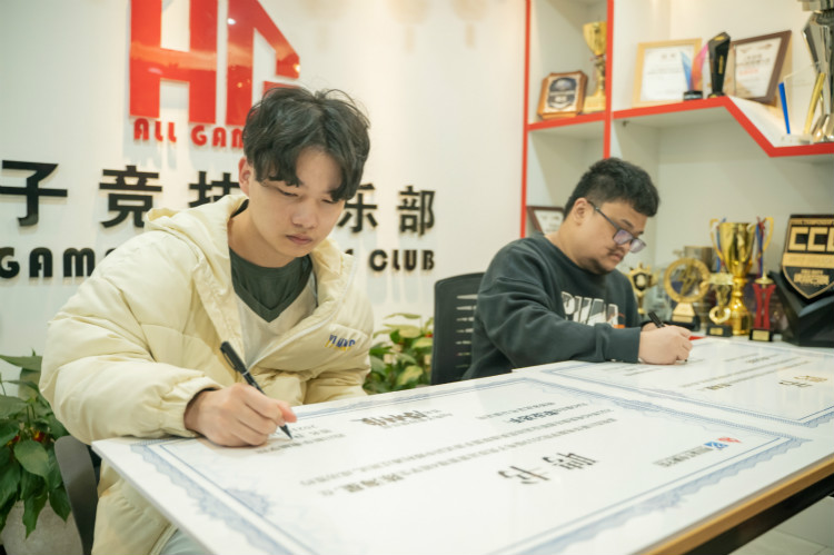 實(shí)力見證！又一新華電腦教育學(xué)子簽約AG俱樂部！