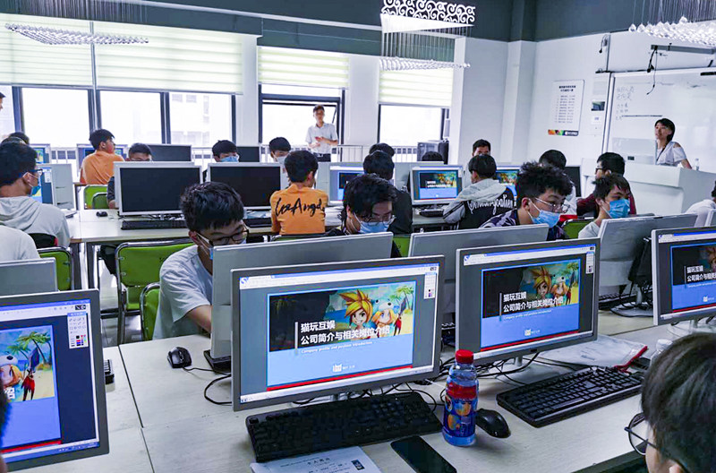 你好，這里是南京新華X-Maker電競學院！