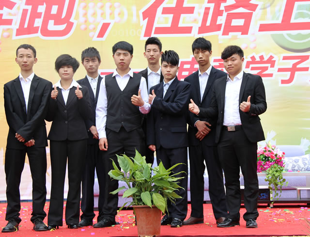 “新華電腦學校就像一座橋，把我和家鄉(xiāng)連接在一起！”