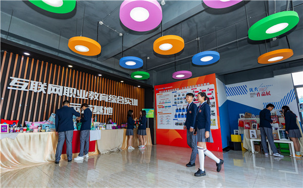 南京新華電腦專修學(xué)院2021年學(xué)費多少？