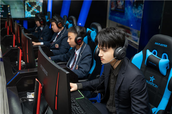 馬可來(lái)新華重拾校園生活，青春“競(jìng)”是精彩！