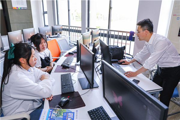 南京新華五一試學(xué)體驗(yàn)周火爆開啟！