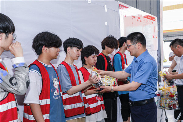 實(shí)習(xí)正當(dāng)時(shí)，慰問(wèn)暖人心