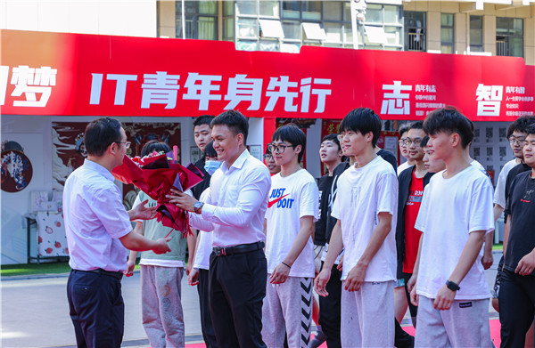 巔峰實(shí)習(xí)，京彩有你 ——南京新華京東618實(shí)習(xí)項(xiàng)目總結(jié)與表彰大會(huì)圓滿結(jié)束