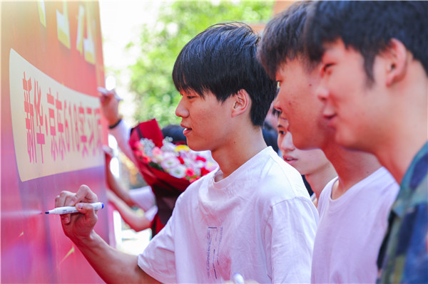 巔峰實(shí)習(xí)，京彩有你 ——南京新華京東618實(shí)習(xí)項(xiàng)目總結(jié)與表彰大會(huì)圓滿結(jié)束