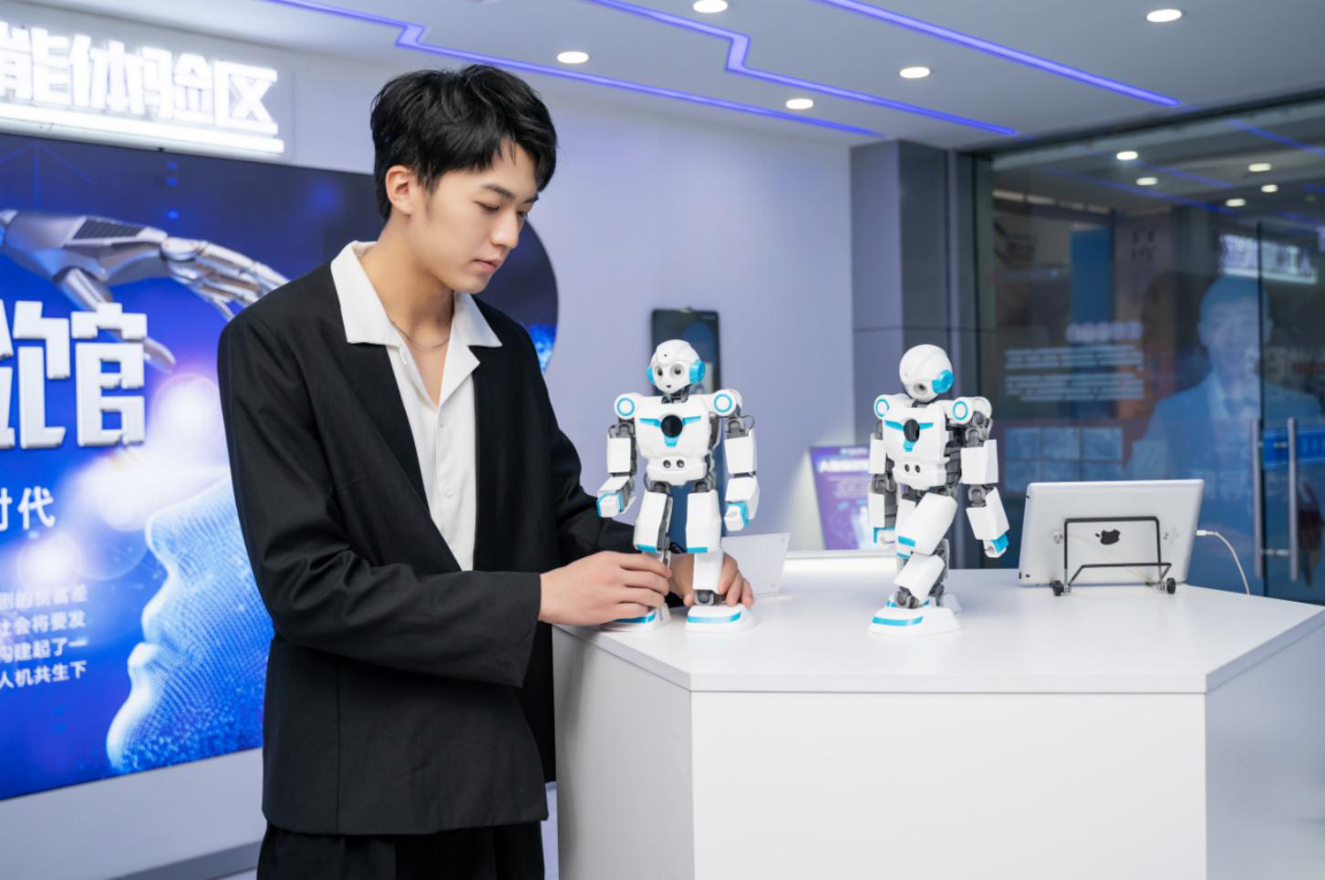 明星帶路|盧東旭探秘校園黑科技，直擊新華硬實(shí)力！