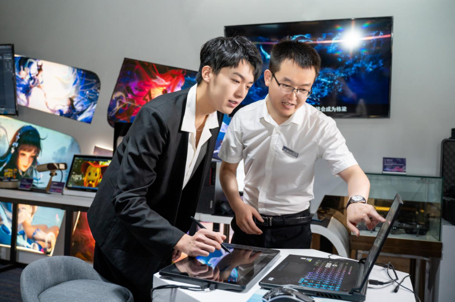 明星帶路|盧東旭探秘校園黑科技，直擊新華硬實(shí)力！