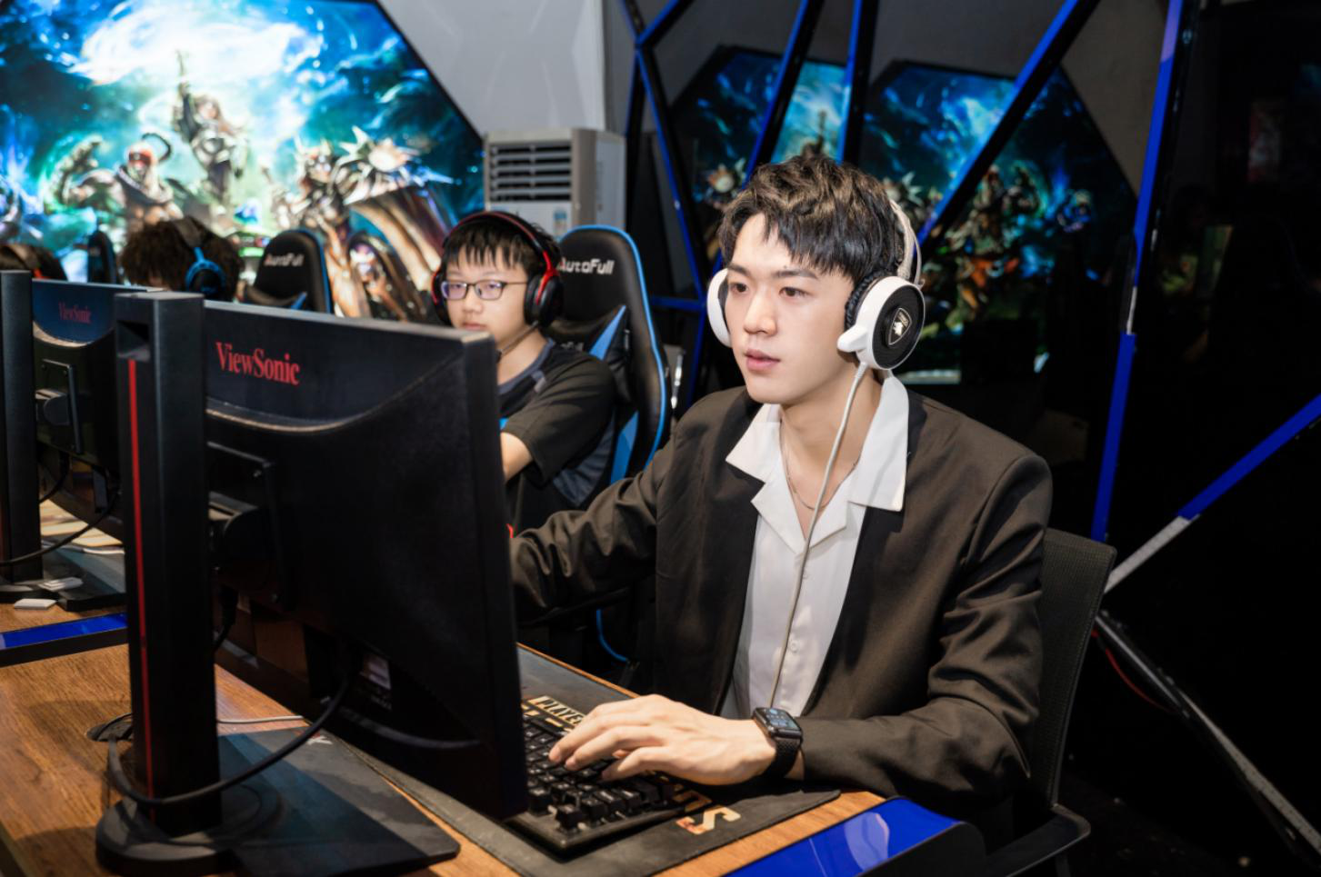 明星帶路|盧東旭探秘校園黑科技，直擊新華硬實(shí)力！