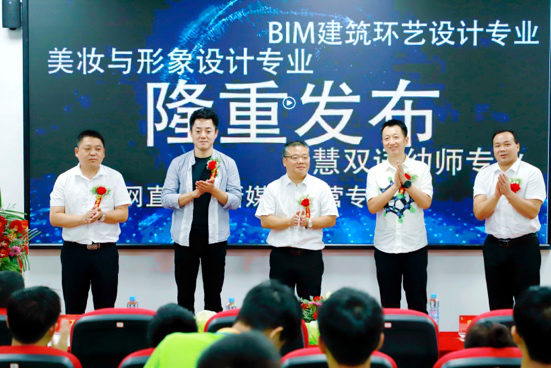 傳遞向上力量！新華電腦學(xué)?！独蠋焷砹恕?月繼續(xù)開講！