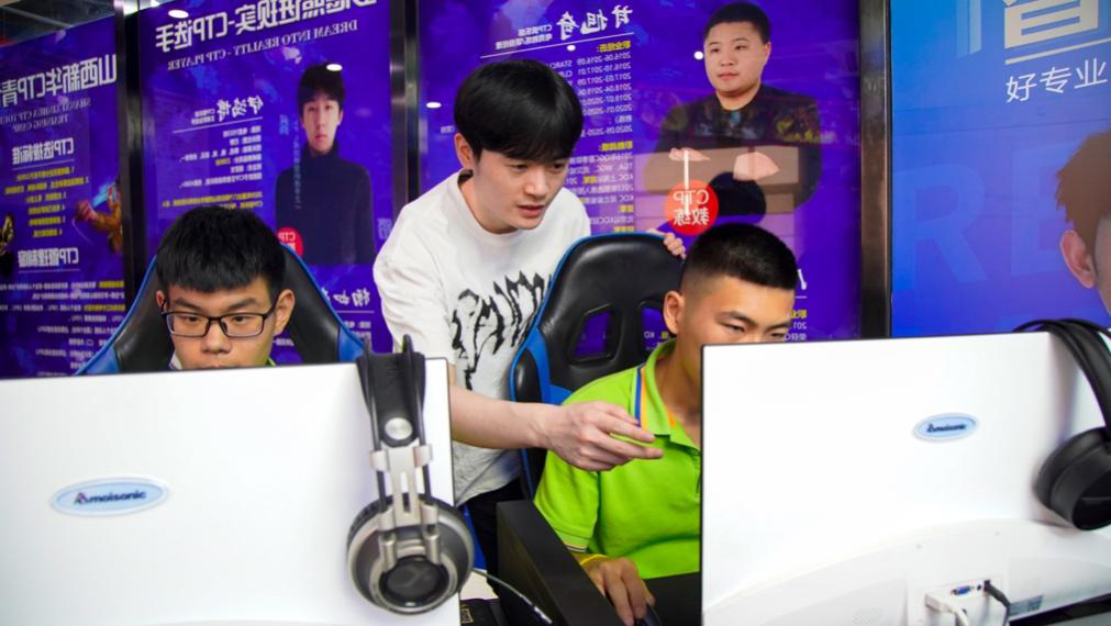 傳遞向上力量！新華電腦學(xué)?！独蠋焷砹恕?月繼續(xù)開講！