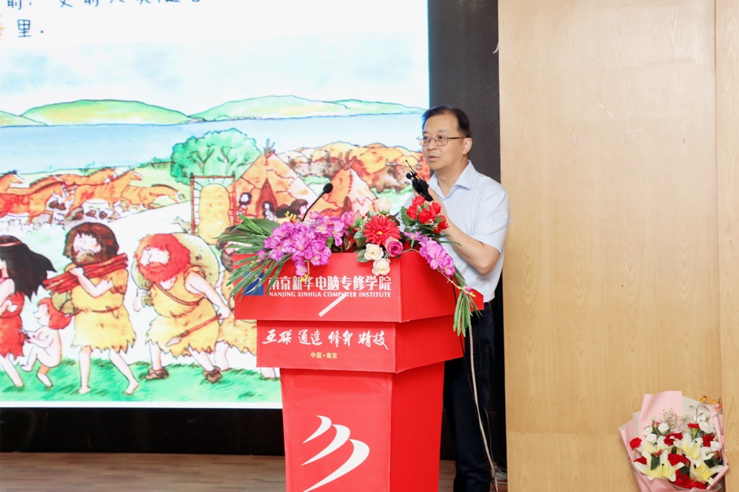 傳遞向上力量！新華電腦學(xué)?！独蠋焷砹恕?月繼續(xù)開講！