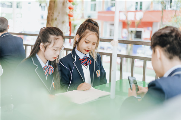 考不上<a href=http://njxh.cn target=_blank class=infotextkey>高中</a>，女生學(xué)什么<a href=http://njxh.cn target=_blank class=infotextkey>專業(yè)</a>好？