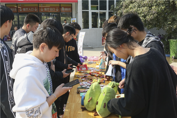 我去，這么多人來(lái)新華是干啥？