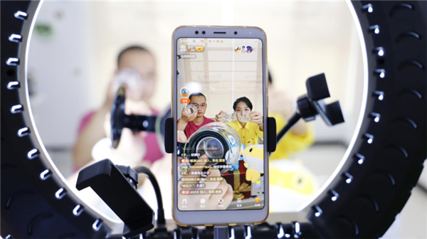 我去，這么多人來(lái)新華是干啥？