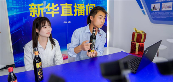 我去，這么多人來(lái)新華是干啥？