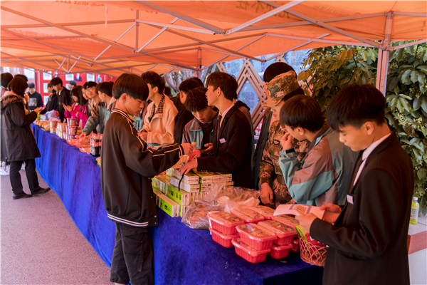 我去，這么多人來(lái)新華是干啥？