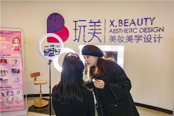 新課堂，迎接新成長(zhǎng)|南新新華美妝新生參觀新教室