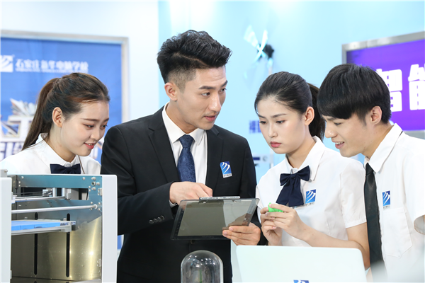 職教大品牌新華電腦教育“洞察職教，預(yù)見未來”