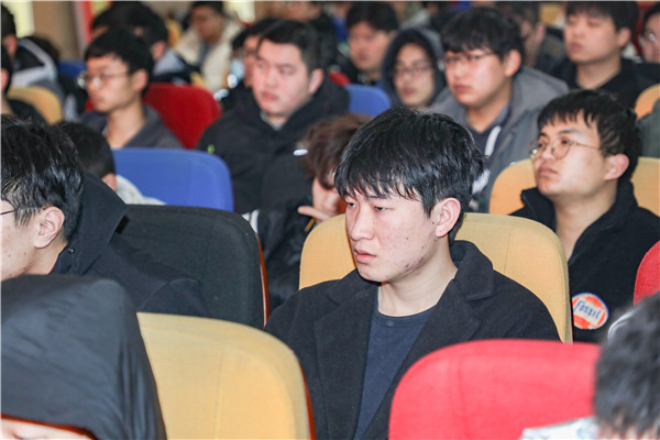 就業(yè)問題是重大的經(jīng)濟(jì)社會(huì)問題，具有重要性、緊迫性和長期性，“就業(yè)難”成了絕大多數(shù)年輕人心中的困惑。為幫助我校學(xué)生做出清晰明確的就業(yè)規(guī)劃，提高同學(xué)們的就業(yè)競爭力，2022年2月25日上午，南京新華平面設(shè)計(jì)的聞繪敏講師于學(xué)術(shù)報(bào)告廳為同學(xué)們開展了以“新職業(yè)，新技術(shù)，新青年”為主題的畢業(yè)生職業(yè)規(guī)劃及求職技巧講座。