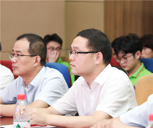 為幫助我校學(xué)生明確職業(yè)生涯規(guī)劃，確定個(gè)人職業(yè)方向，強(qiáng)化職業(yè)規(guī)劃意識(shí)，更好地樹立個(gè)人理想，2022年7月29日，南京新華電腦專修學(xué)校在學(xué)術(shù)報(bào)告廳舉行第十二屆職業(yè)生涯規(guī)劃演講大賽