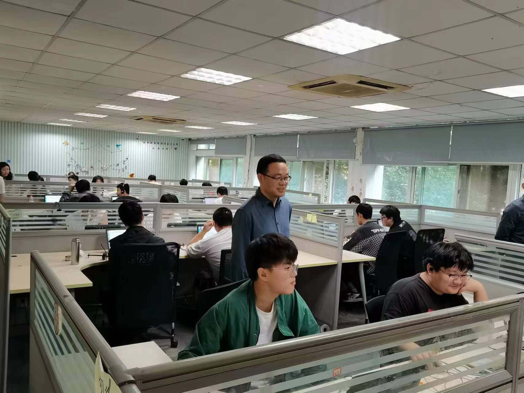 回訪企業(yè)實(shí)習(xí)學(xué)生，關(guān)懷職業(yè)成長(zhǎng)道路