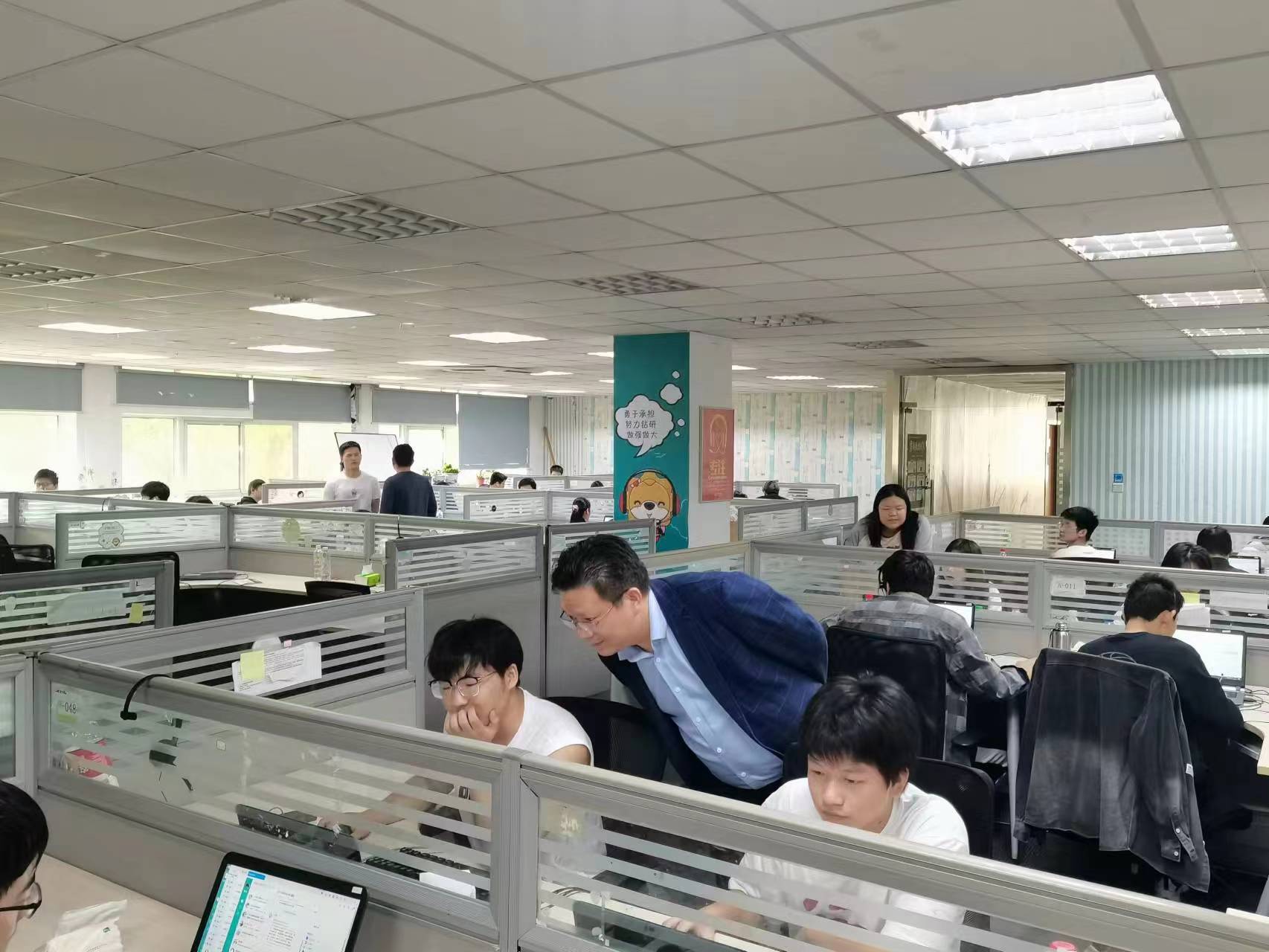 回訪企業(yè)實(shí)習(xí)學(xué)生，關(guān)懷職業(yè)成長(zhǎng)道路