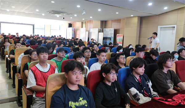 南京新華電腦專修學(xué)校舉辦感恩母親節(jié)教育講座，傳承孝道文化