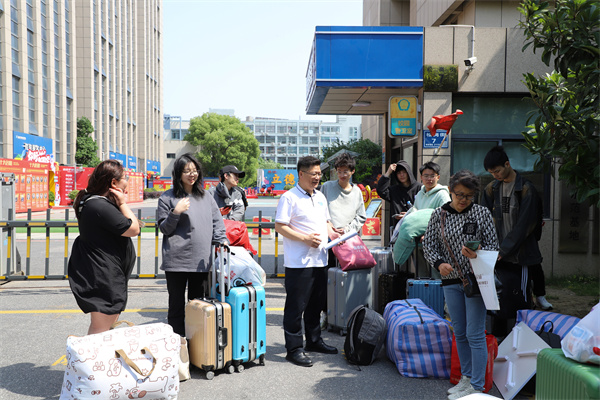 南京新華電腦專修學(xué)校學(xué)生啟程，蘇寧集團迎來新一批實習(xí)生