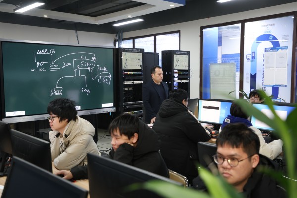 初中成績(jī)不好上不了高中怎么辦？南京新華為你點(diǎn)亮技能人生！