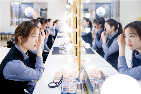顏值經(jīng)濟(jì)浪潮下，互聯(lián)網(wǎng)+美妝與形象設(shè)計(jì)如何重塑行業(yè)格局？